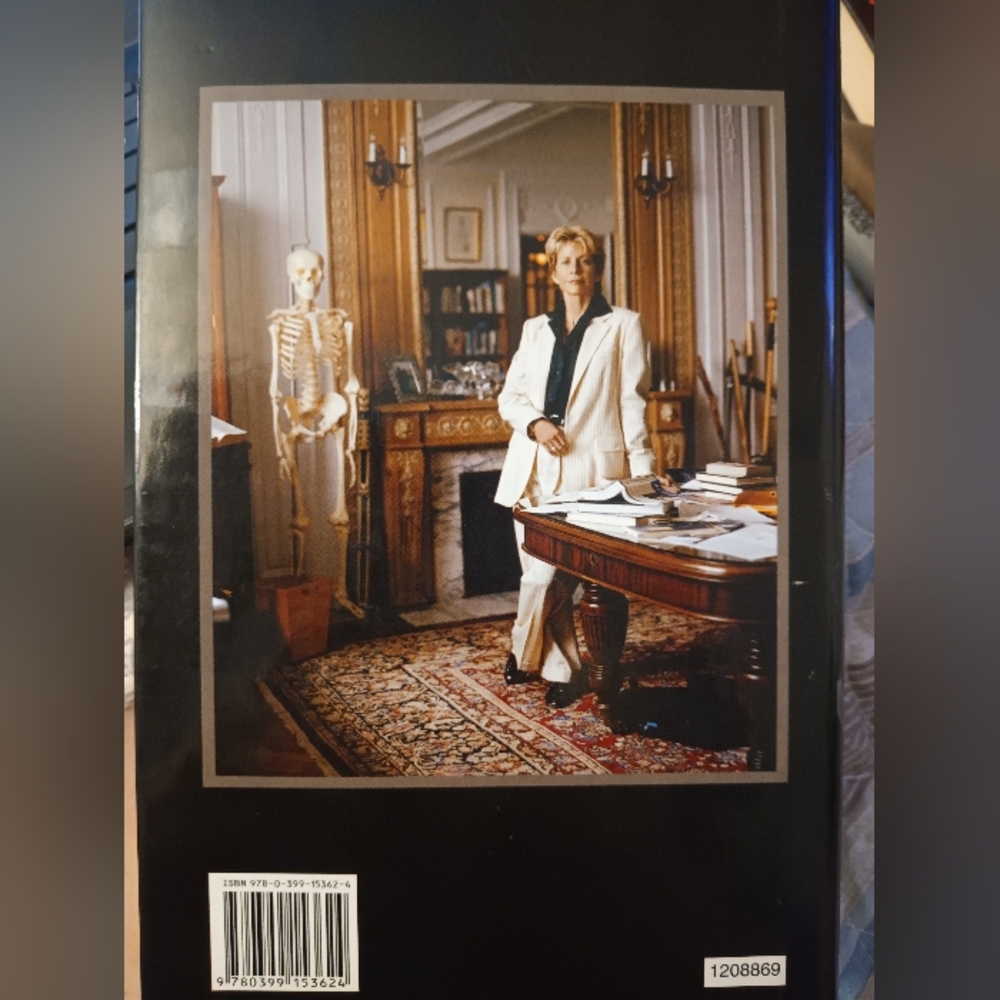 𝘗𝘢𝘵𝘳𝘪𝘤𝘪𝘢 𝘊𝘰𝘳𝘯𝘸𝘦𝘭𝘭 '𝘈𝘵 𝘙𝘪𝘴𝘬' 𝘏𝘢𝘳𝘥𝘤𝘰𝘷𝘦𝘳 𝘉𝘰𝘰𝘬 - Picture 3 of 7